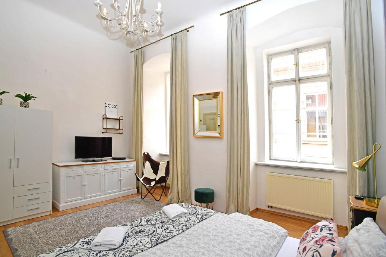 Lovely Little Cosy Apt In プラハ エクステリア 写真
