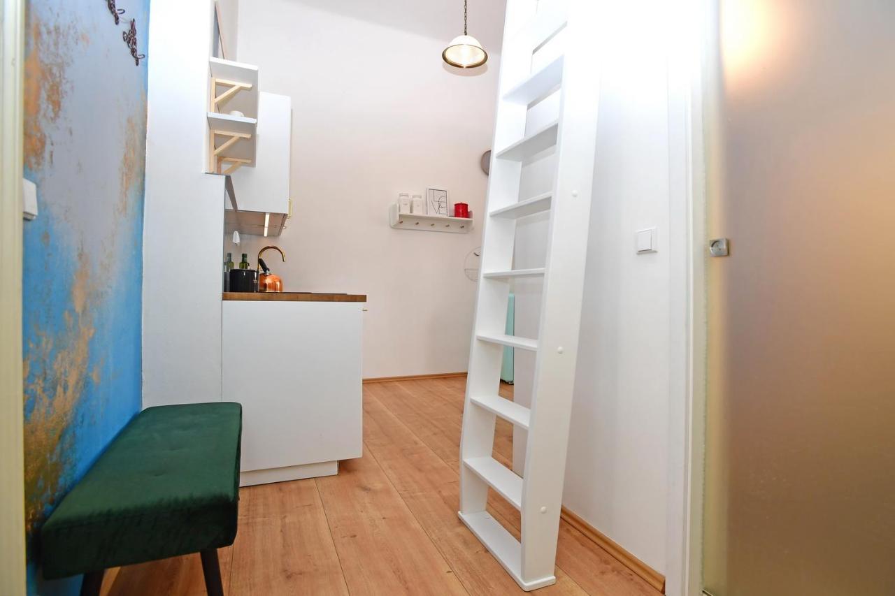 Lovely Little Cosy Apt In プラハ エクステリア 写真