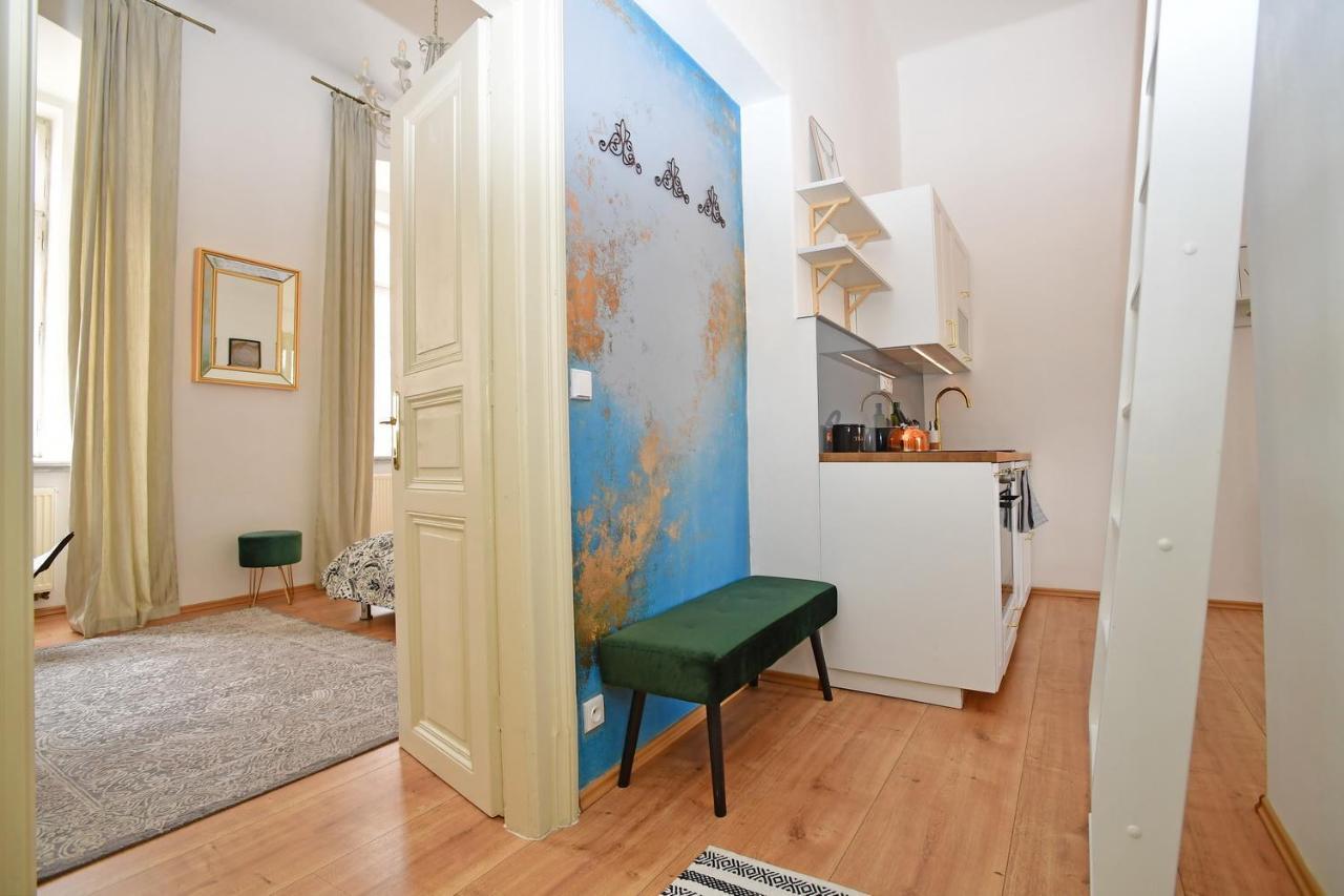 Lovely Little Cosy Apt In プラハ エクステリア 写真