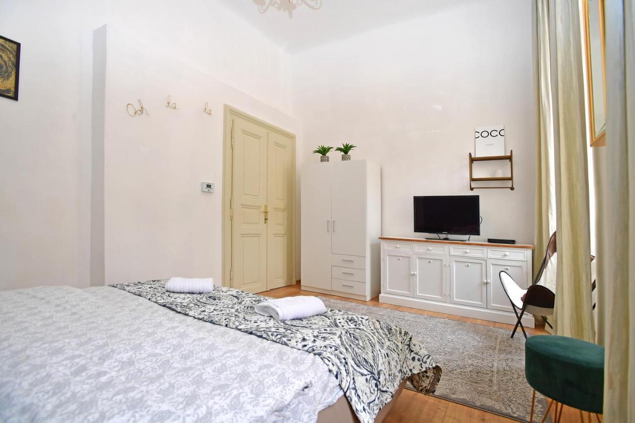 Lovely Little Cosy Apt In プラハ エクステリア 写真